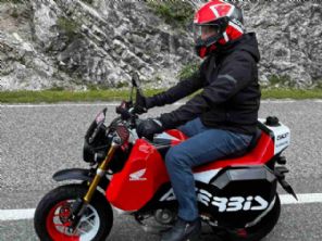 Essa pequena moto Honda 125 rodou mais de 4 mil km sem parar no posto